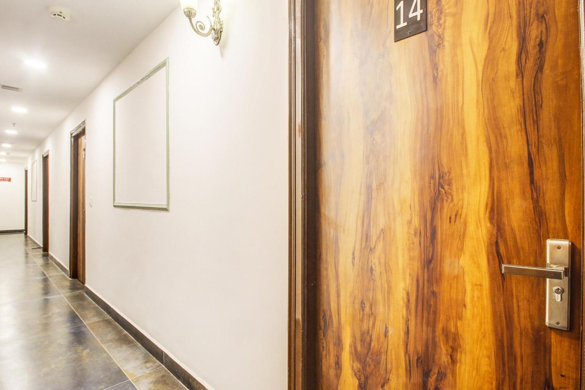 Super Townhouse Rcc Hotel Banjara Hills Hyderabad Exterior foto