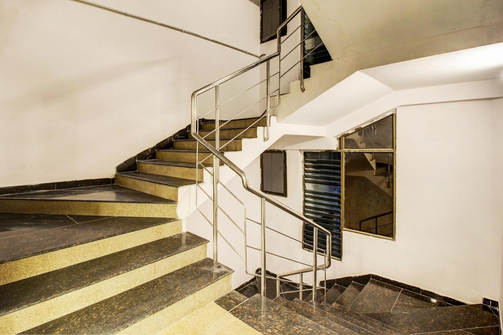Super Townhouse Rcc Hotel Banjara Hills Hyderabad Exterior foto