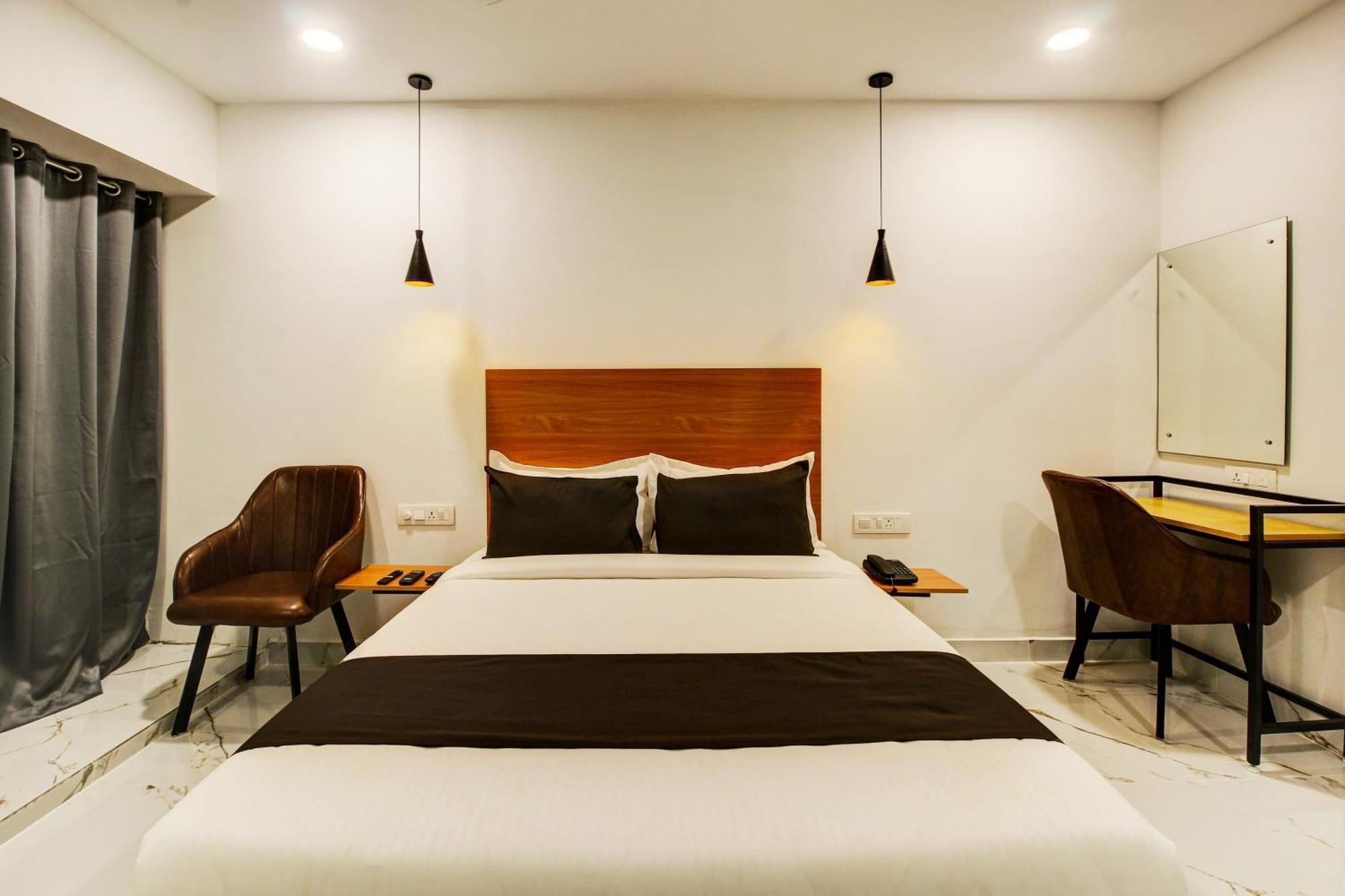 Super Townhouse Rcc Hotel Banjara Hills Hyderabad Exterior foto